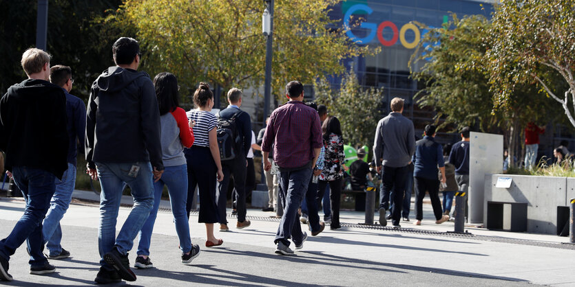 Angestellte vor dem Google-Hauptquartier in Mountain View, Kalifornien