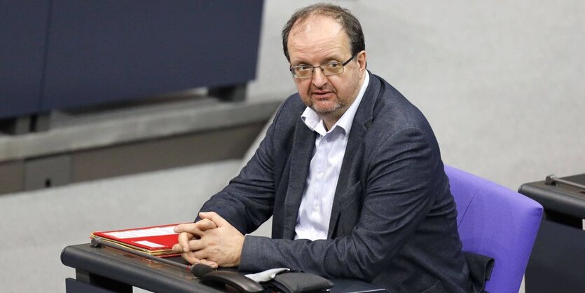 Thomas Lutze während einer Sitzung im Bundestag