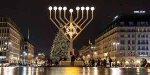 Ein riesiger Chanukka-Leuchter erleuchtet nachts den Pariser Platz