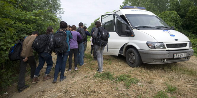 Flüchtlinge in Ungarn bei einem Polizeikombi