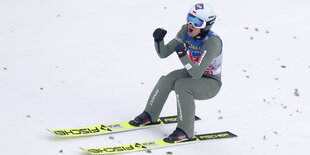 Der polnische Skispringer Kamil Stoch nach der Landung