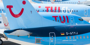 Blaue Flugzeug mit dem roten Schriftzug TUI stehen hintereinander aufgereiht