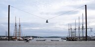 Kunstwerk mit hängender Glocke am Osloer Hafen