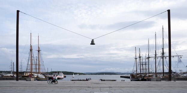 Kunstwerk mit hängender Glocke am Osloer Hafen