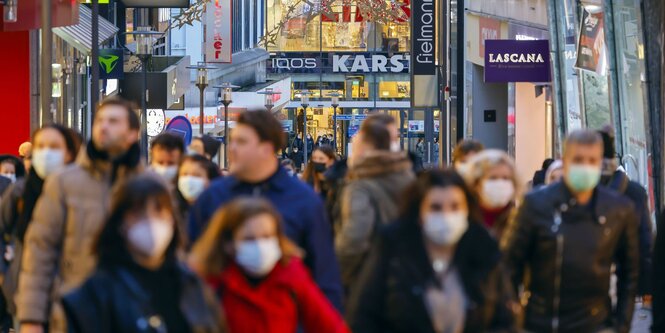 Dicht gedrängte Menschen in einer Einkaufsstraße