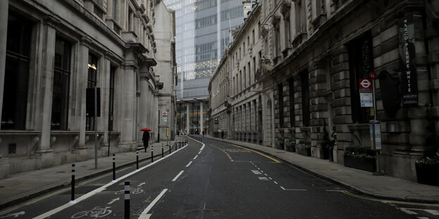 Eine Straße in der Londoner Innenstadt ohne Autos und Menschen, ganz leer