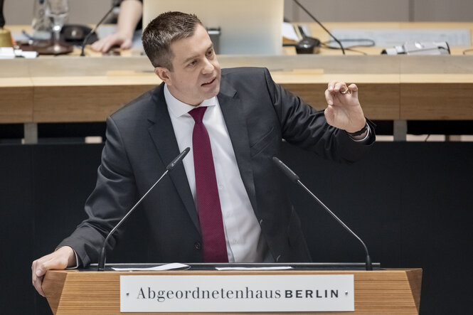 Ein Mann steht am Rednerpult des Parlaments