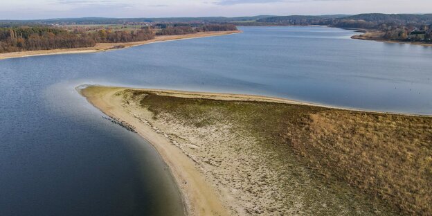 Eine Landzunge ragt in den Großen Seediner See hinein - man kann erkennen, dass der See viel von seinem Wasser wegen andauernder Trockheit verloren hat