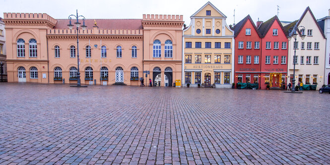 Eine bunte Häuserreihe in einer Innenstadt