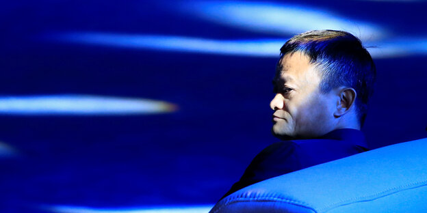 Jack Ma sitzt in einem Sessel auf einer Bühne