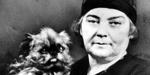 Die kanadische Schriftstellerin Emily Carr auf einem undatiertem Foto mit einem kleinen Hund im Arm