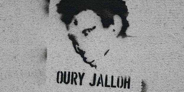 Stencil von Oury Jallohs Name und Gesicht
