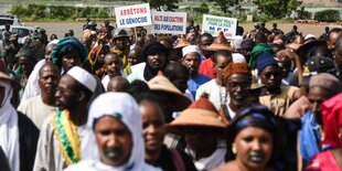 Demonstranten mit Spruchband "Stoppt den Völkermord"