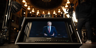 Christian Lindner spricht im Opernhaus Stuttgart und ist dabei auf einem Monitor zu sehen