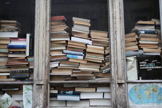 alte Bücher am Fenster alte Bücher am Fenster