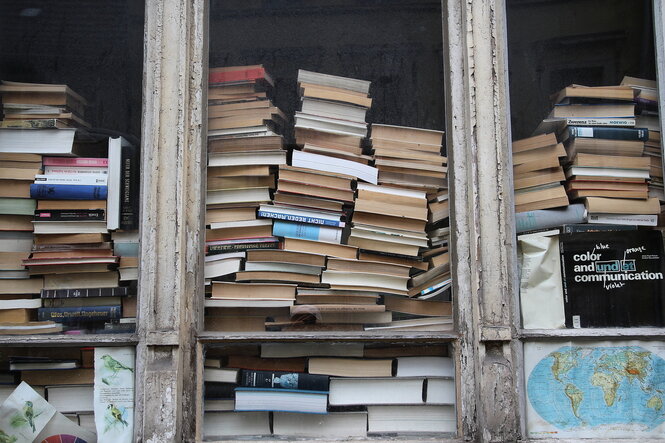 alte Bücher am Fenster