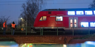 Hamburg: Mitarbeiter der Deutschen Bahn und der Bundespolizei stehen vor und im Regionalexpress.