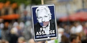 Free Assange Plakat auf einer Demonstration