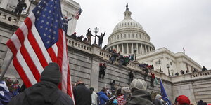 Menschen kletter Wände am Capitol hoch