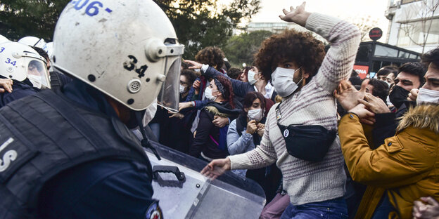 Zusammenstoß zwischen Polizei und demonstrierenden Studenten