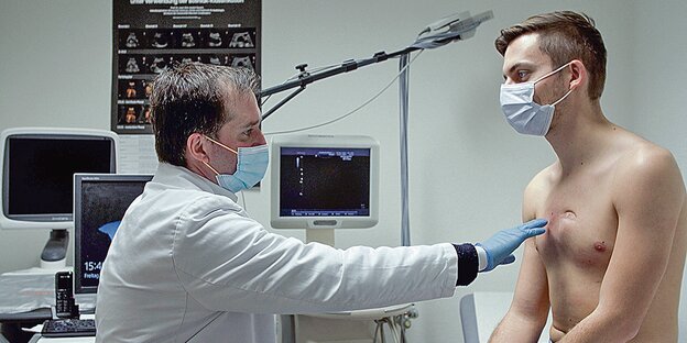 Ein junger Mann wird von einem Arzt untersucht