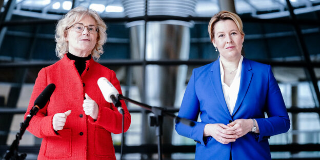 Franziska Giffey und Christine Lambrecht sprechen zur Presse