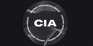 Neues CIA Logo: Weiße Schrift und grauer Hintergrund mit graphischen Wellen in einem Kreis angeordnet