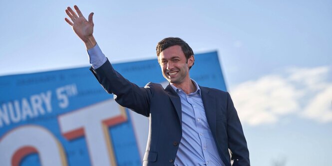 Jon Ossof winkt einen Anhängern zu