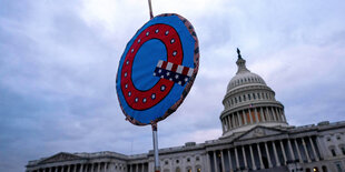 Ein Qanon Schild vor dem Kapitol in Washington