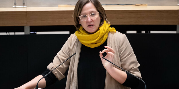 das Bild zeigt die Grünen-Fraktionschefin Silke Gebel gestikulierend am Rednerpult des Abgeordnetenhauses.
