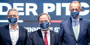 Norbert Röttgen, Armin Laschet und Friedrich Merz posieren mit Mundnasenschutz für die Presse