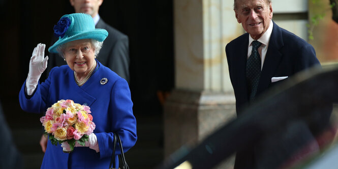 Die Queen und Prinz Philip vor dem Adlon in Berlin