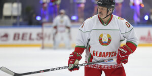 Alexander Lukaschenko, Präsident von Belarus und Eishockey-Hobbyspieler, nimmt an einem Eishockeyspiel während republikanischer Amateurwettbewerbe teil.
