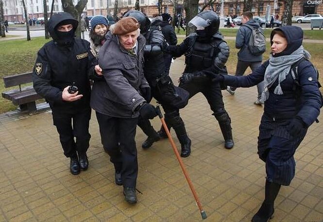 Ein vermummter Polizist hält den Rentner Jan Grib fest - Eine Frau kommt bei der Rangelei zur Hilfe