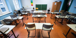 hochgestellte Stühle in einem Klassenzimmer