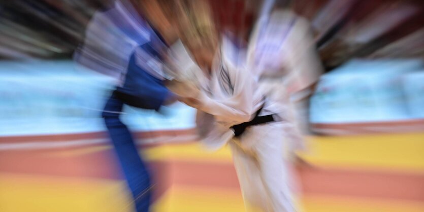 verschwommenes Foto eines Judokampfes von zwei Frauen