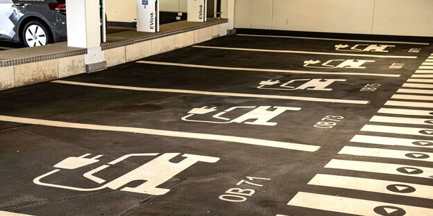 Piktogramme für Elektroauto-Ladestationen auf den Boden gemalt in einem Parkhaus