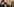 Ein Mann zieht sich eine Gesichtsmaske über