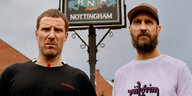 Das Duo Sleaford Mods vor einem Nottingham-Schild.