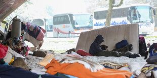 Obdachlose mit ihren Sachen unter einer Brücke