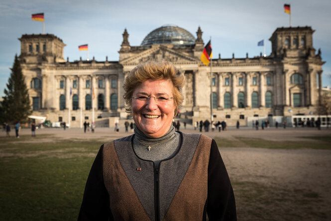 Sylvia Pantel steht vor dem Bundestag und lacht herzlich