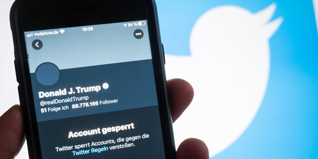 Auf einem Handydisplay wird angezeigt, dass Trumps Twitter-Konto gesperrt ist