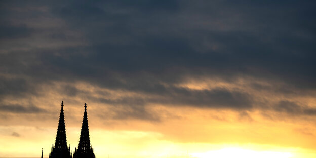 Die Turmspitzen des Kölner Doms bei Sonnenaufgang