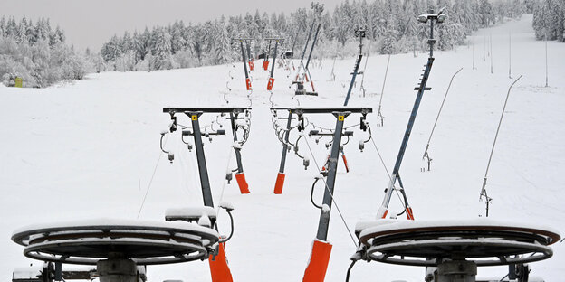 Ein leerer Skilift in winterlicher Landschaft
