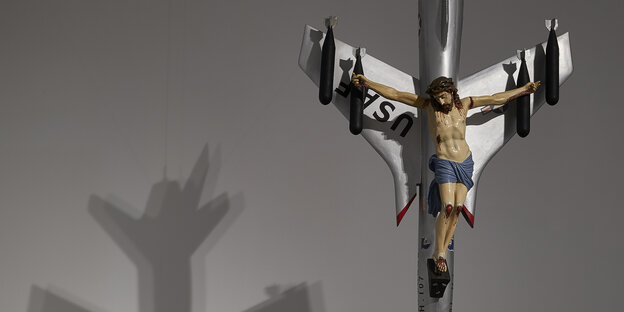 Jesus hängt am Kampfjet. Kunstwerk von León Ferrari