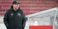 Urs Fischer, Trainer von Union Berlin steht mit dunkler Jacke und Mütze am Spielfeldrand