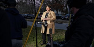 Stacey Abrams bei einem Presse-Statement.