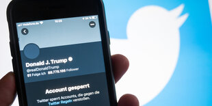 Smartphone zeigt den gesperrten Account von Donald Trump