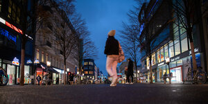 Eine fast leere Einkaufsstraße in Berlin während des Lockdowns