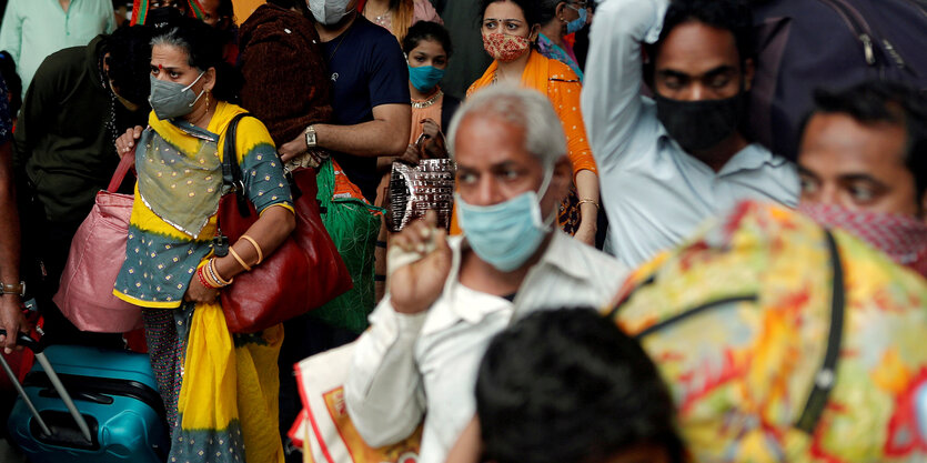 Gedränge in einem Bahnhof in Mumbai, Indien